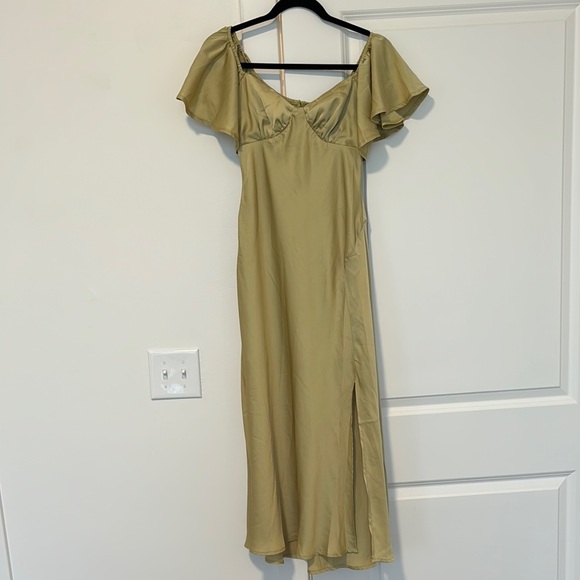 Selfie Leslie Dresses & Skirts - Selfie Leslie Pistachio Sage Green Maxi Dress with Flutter Sleeves